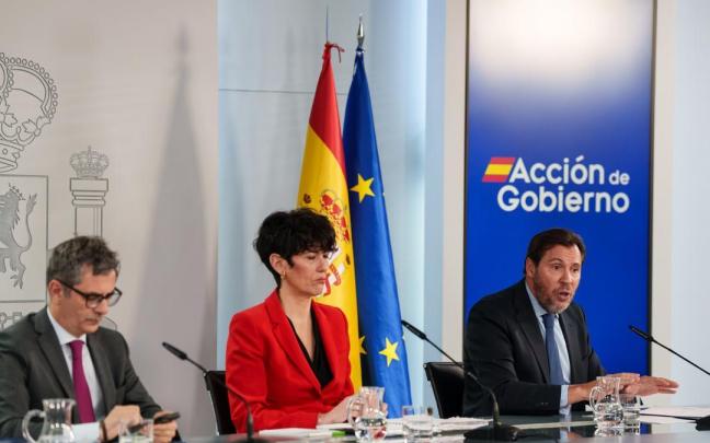 El ministro de Justicia, Félix Bolaños, la portavoz del Gobierno, Elma Saiz, y el ministro de Transporte y Movilidad Sostenible, Óscar Puente.
