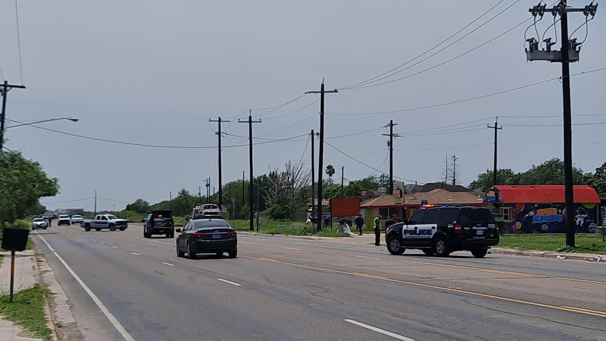 Agentes de la policía de Brownsville en el lugar del atropello.