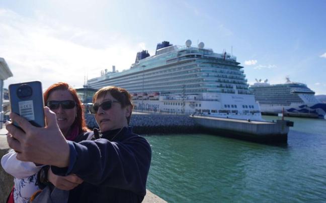 Dos cruceros atracados en el Muelle del Puerto Deportivo.