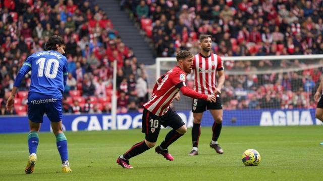 Iker Muniain conduce un balón ante la mirada de Enes Ünal. Iker Muniain conduce un balón ante la mirada de Enes Ünal.