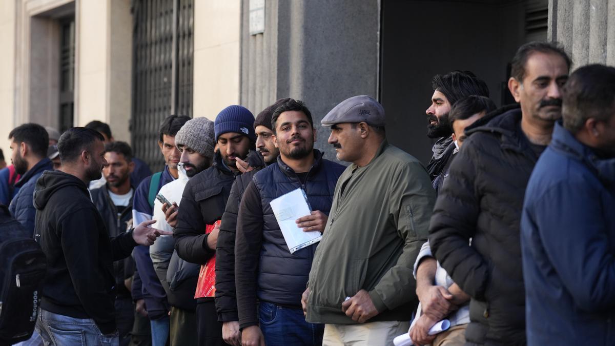 Migrantes guardando cola para acogerse al nuevo proceso de regularización de migrantes, ante el Consulado de Pakistán en Barcelona.
