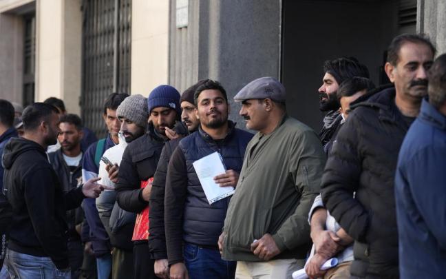 Migrantes guardando cola para acogerse al nuevo proceso de regularización de migrantes, ante el Consulado de Pakistán en Barcelona.