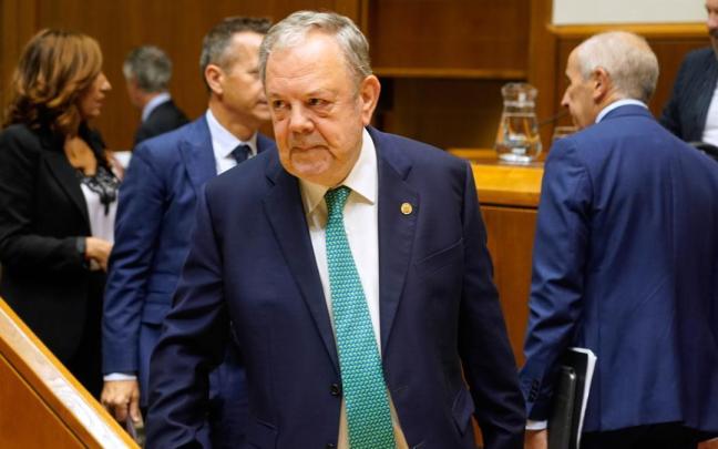 El consejero de Economía y Hacienda, Pedro Azpiazu, en el Parlamento Vasco. El consejero de Economía y Hacienda, Pedro Azpiazu, en el Parlamento Vasco.