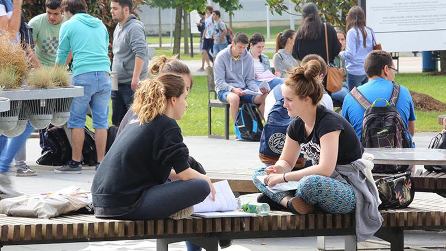 Varias estudiantes en el campus de Leioa de la UPV/EHU.