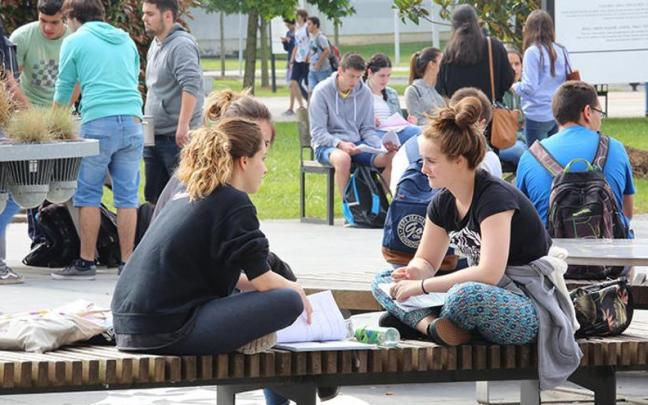 Varias estudiantes en el campus de Leioa de la UPV/EHU.