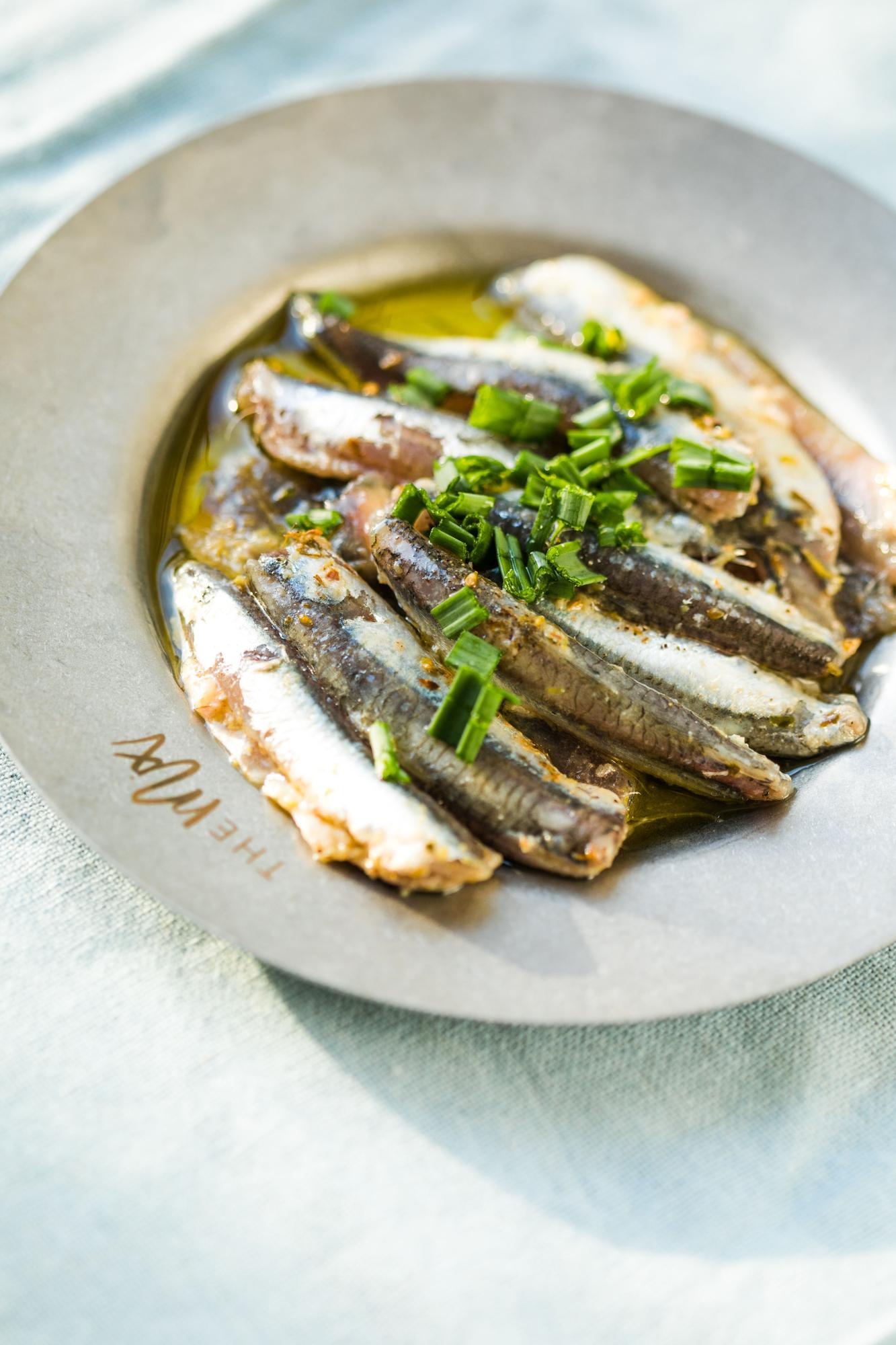 Anchoas y boquerones, en temporada, son una opción muy saludable.