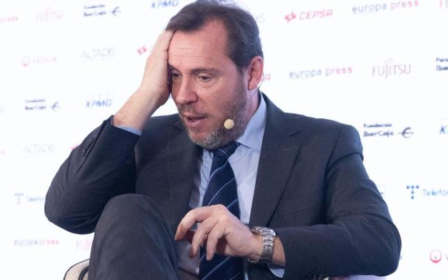 Óscar Puentes, ministro de Transportes y Agenda Urbana, ayer en un desayuno informativo.