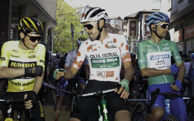 Jon Barrenetxea, en el centro, saluda a Jonas Vingegaard durante la Itzulia.