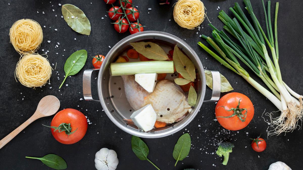 Presentación de los ingredientes para un caldo de pollo.