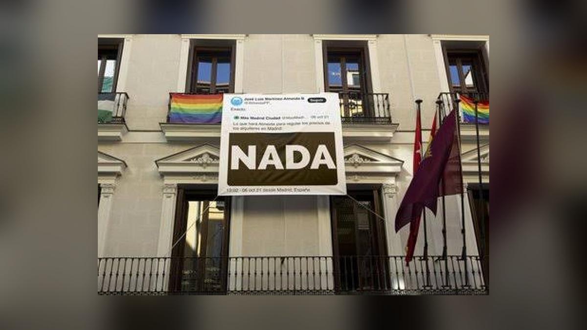 Lona desplegada por Más Madrid en el Edificio de Grupos de la calle Mayor