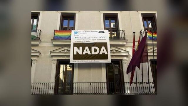 Lona desplegada por Más Madrid en el Edificio de Grupos de la calle Mayor
