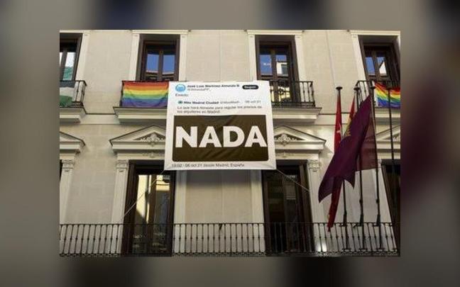 Lona desplegada por Más Madrid en el Edificio de Grupos de la calle Mayor