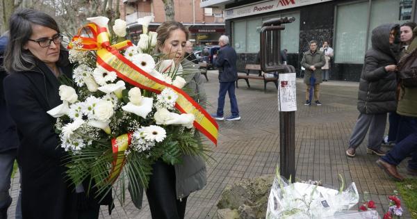 En imágenes: ofrenda floral en el monolito del 3 de marzo DNA