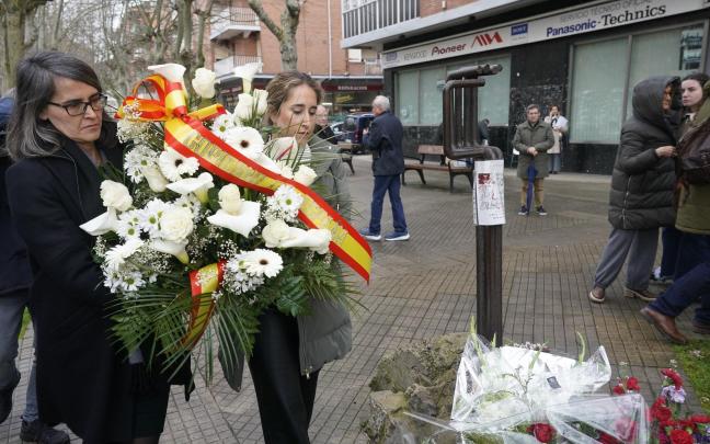 En imágenes: ofrenda floral en el monolito del 3 de marzo DNA