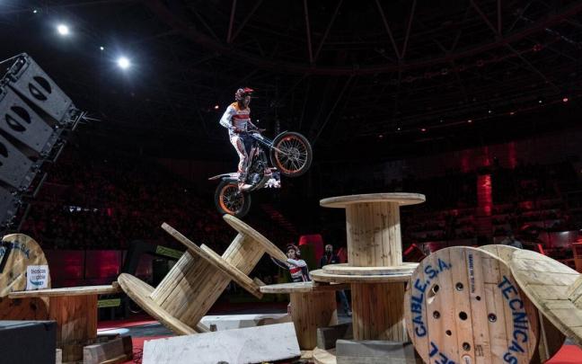 Toni Bou, compitiendo en el Campeonato del Mundo FIM de X-Trial del año pasado, competición de la que se proclamó campeón por 16ª vez consecutiva. Toni Bou, compitiendo en el Campeonato del Mundo FIM de X-Trial del año pasado, competición de la que se proclamó campeón por 16ª vez consecutiva.