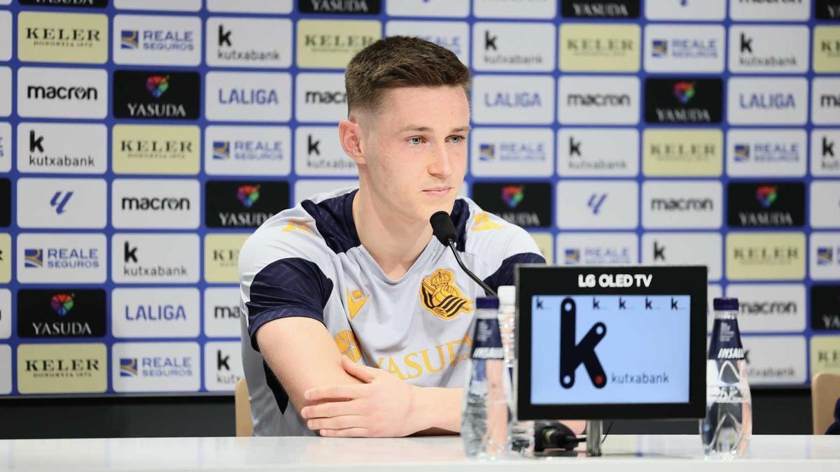 Beñat Turrientes atiende a los medios este mediodía en Zubieta. / R. S.