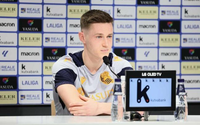 Beñat Turrientes atiende a los medios este mediodía en Zubieta. / R. S.