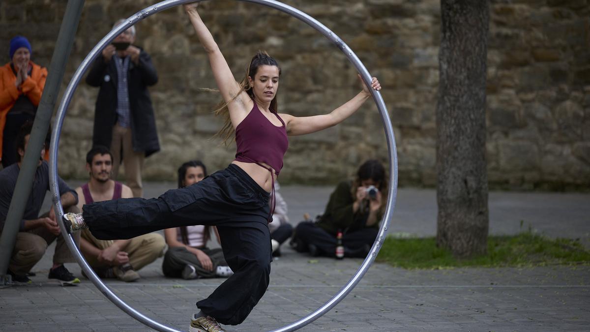 Politika instituzionalez eta euskara formalki ikasteko babesez gain, hizkuntzaren eguneroko erabilera sustatzen duten ekimen sozial eta kulturalez beteta dago Euskal Herria, eta horietako askok hamarkadetako ibilbidea dute, eta herritarren parte-hartze handiarekin.