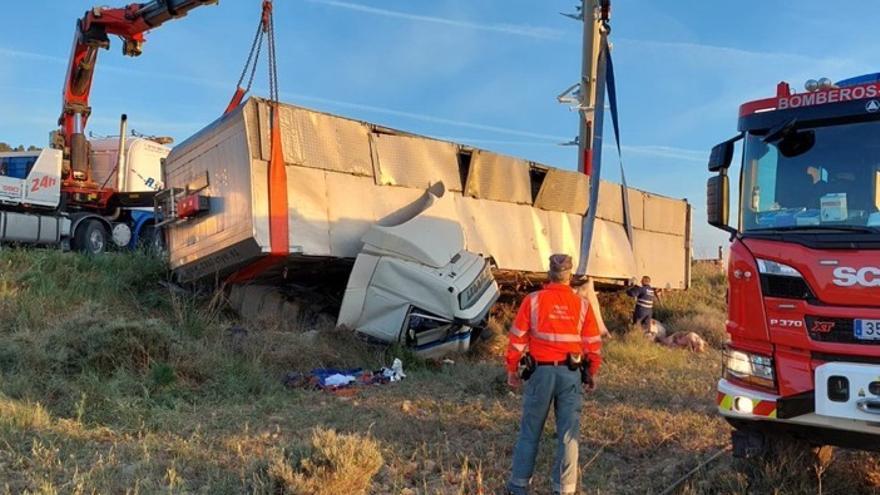 Imagen del camión accidentado.