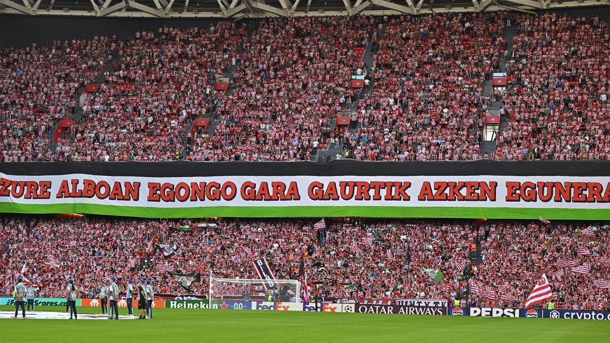 Pancarta a favor de Palestina desplegada en San Mamés