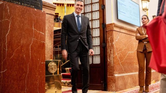 El presidente español, Pedro Sánchez, abandona ufano el pleno del Congreso