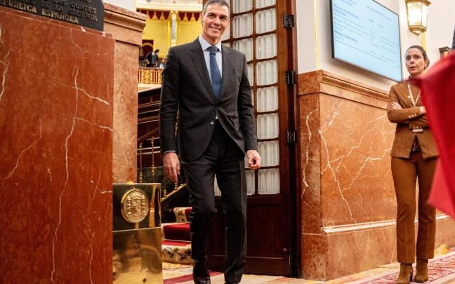El presidente español, Pedro Sánchez, abandona ufano el pleno del Congreso