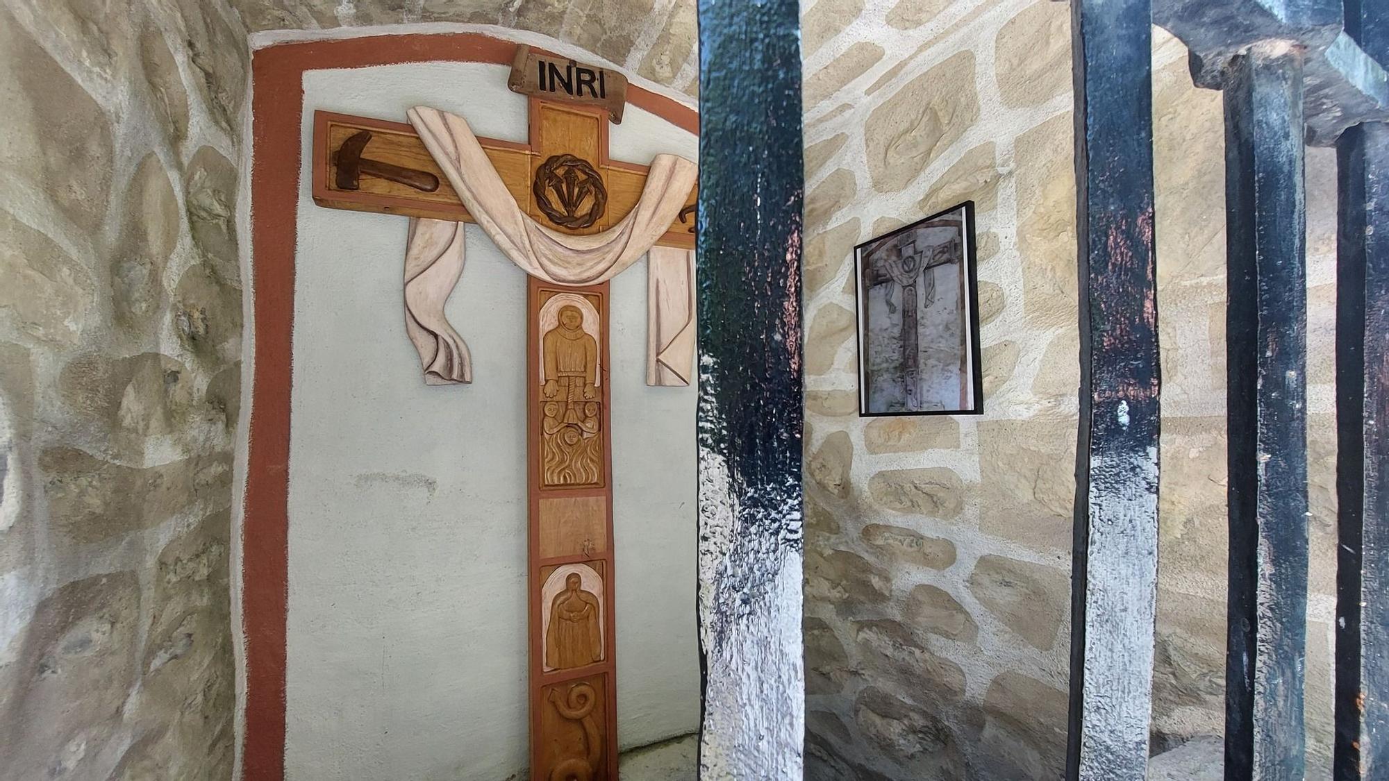 Detalle del cristo de madera restituido en el humilladero de las ánimas de Retes de Tudela en Artziniega