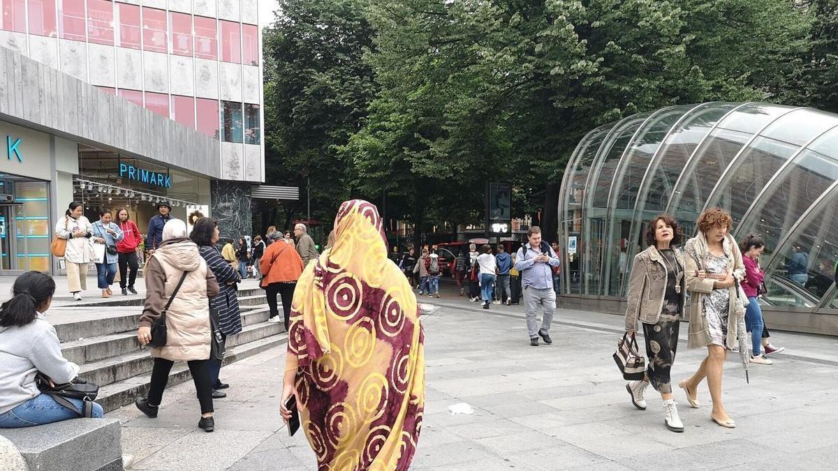 Una mujer musulmana con velo pasea por el centro de Bilbao.