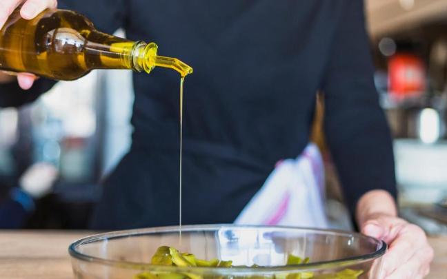 En la cocina, cada vez miramos más la longitud de ese hilo que enriquece la ensalada o el plato de verdura.