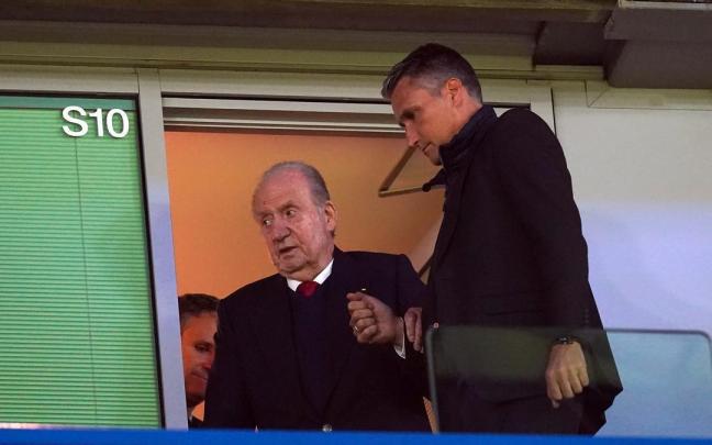 El rey emérito accede a su asiento para presenciar el Chelsea-Real Madrid.