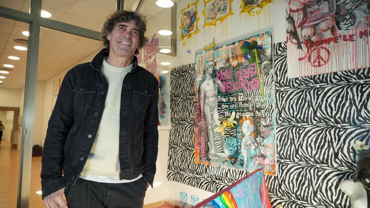 El artista alavés Fernando Iglesias junto a su obra.