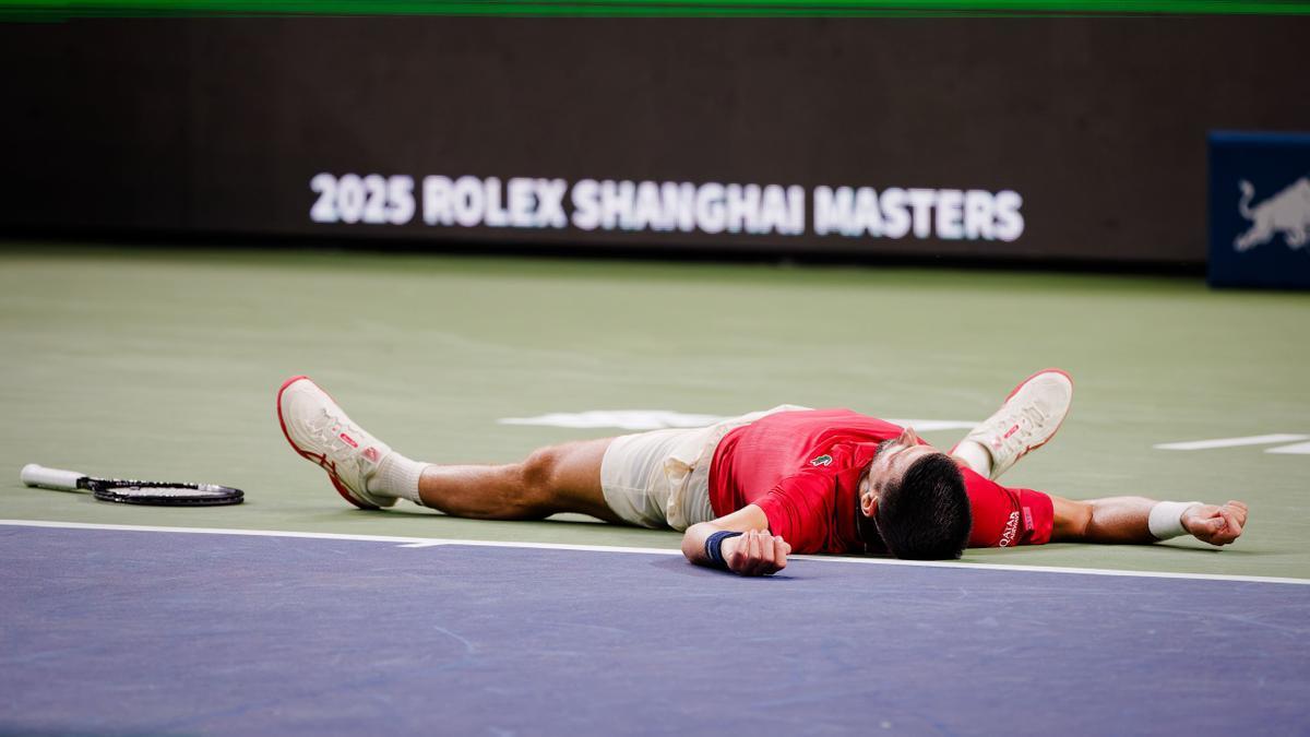Novak Djokovic, tendido sobre la pista durante el partido contra Jaume Munar en Shanghái.