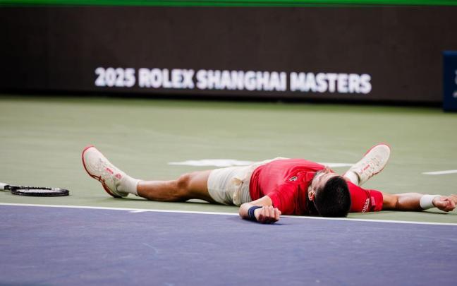 Novak Djokovic, tendido sobre la pista durante el partido contra Jaume Munar en Shanghái.