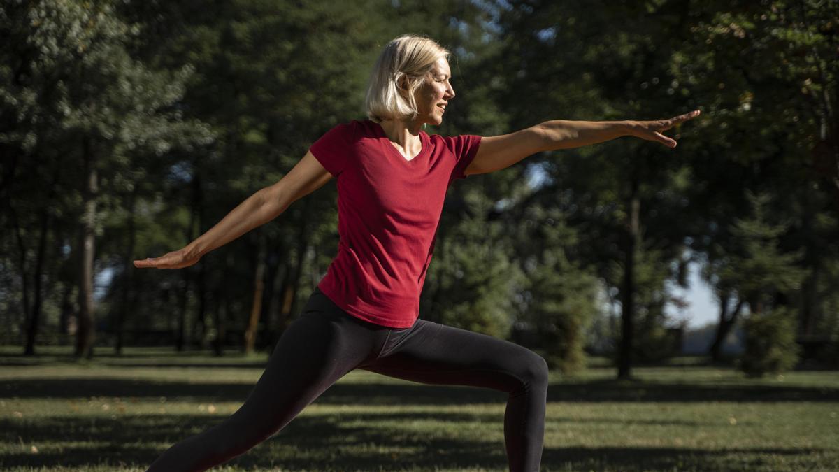 Mujer practica yoga al aire libre