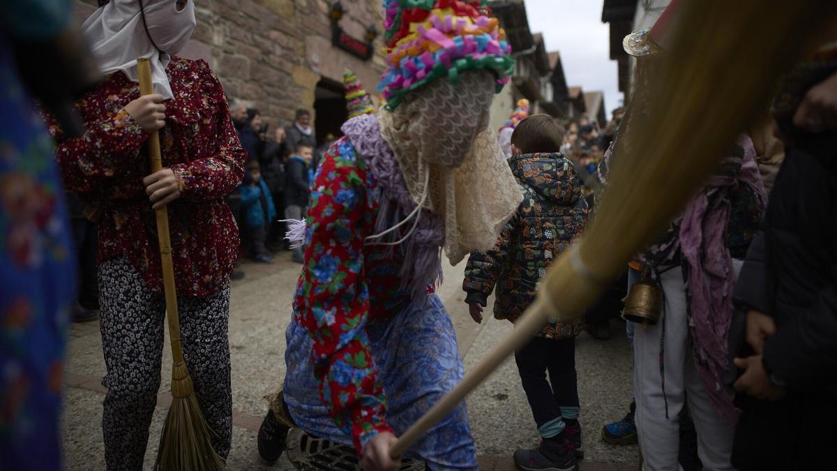 Los txatxus, 'asustando' al público que no quiere perderse el carnaval txiki de Lantz.