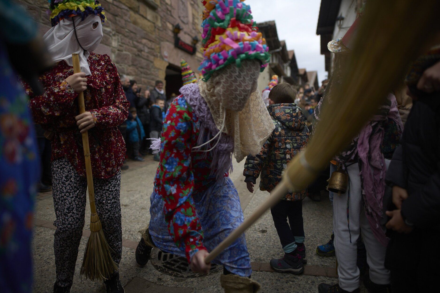 Los txatxus, hostigando al público que no quiere perderse el carnaval txiki de Lantz.