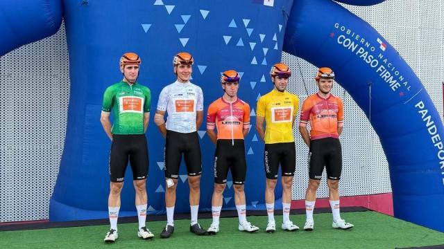 El plantel de Euskaltel-Euskadi, antes de la última función.