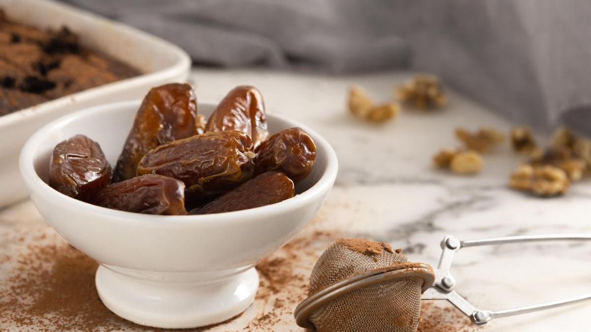 Dátiles combinados con cacao en polvo para preparar recetas dulces y sustituir el azúcar refinado