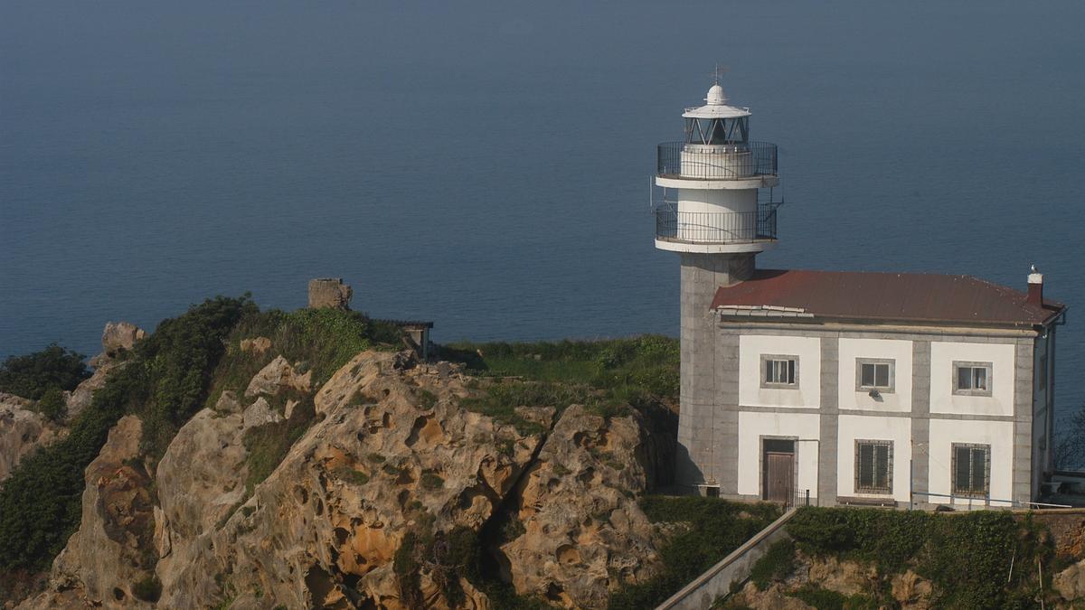 El faro de San Antón vigila la costa desde el Ratón de Getaria.