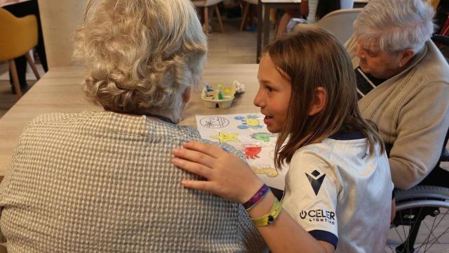 Niños y ancianos comparten un taller de ciencia.