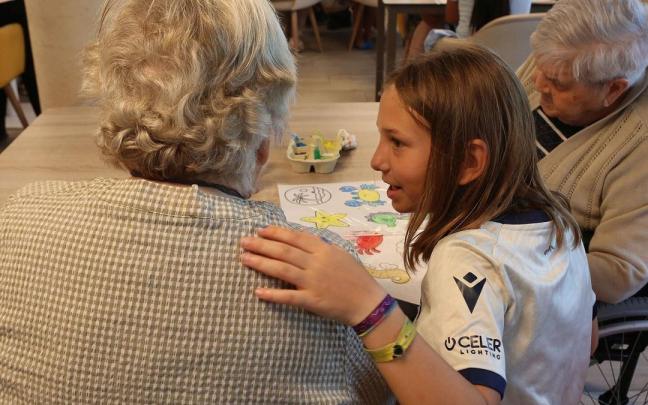Niños y ancianos comparten un taller de ciencia.