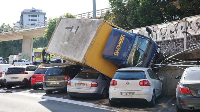 Las impactantes imágenes del camión accidentado en Herrera / Iker Azurmendi