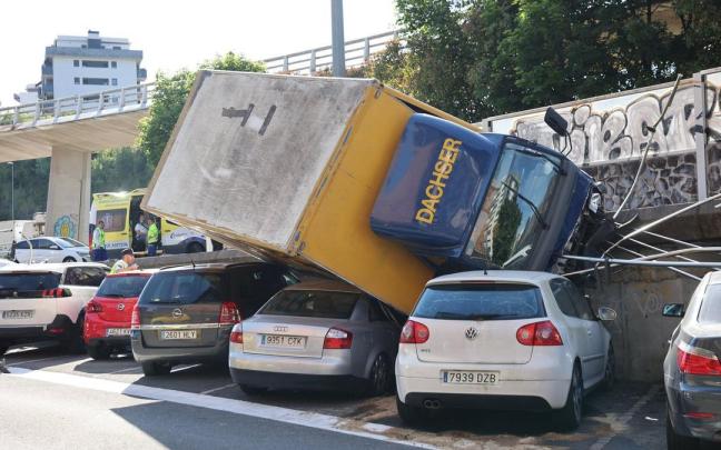 Las impactantes imágenes del camión accidentado en Herrera / Iker Azurmendi