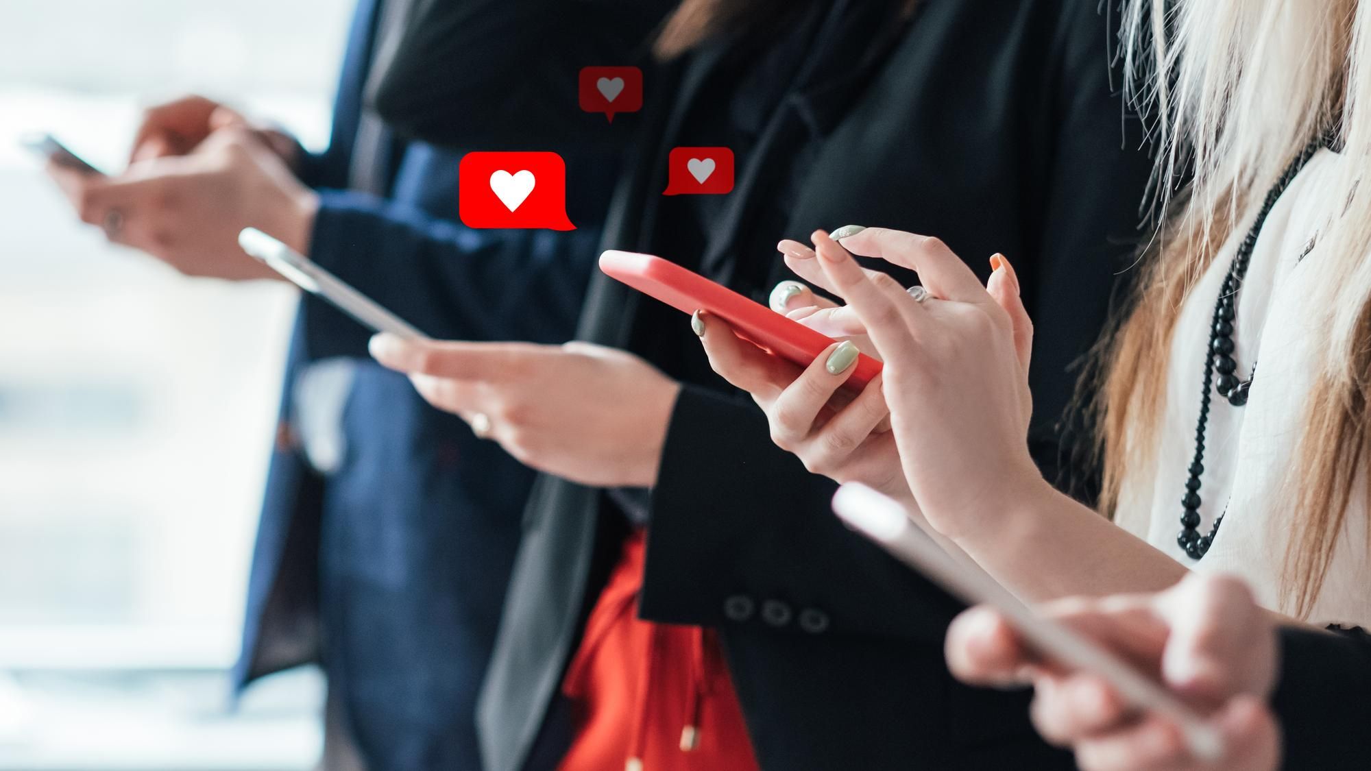 Jóvenes reaccionan con un corazón a mensajes en redes sociales.