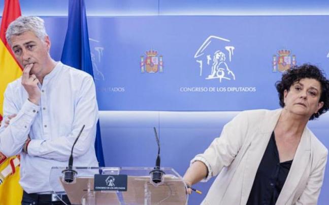 Oskar Matute (EH Bildu) y Pilar Vallugera (ERC), el día en que presentaron el acuerdo para impulsar la Ley de Vivienda de la que ahora recelan los republicanos