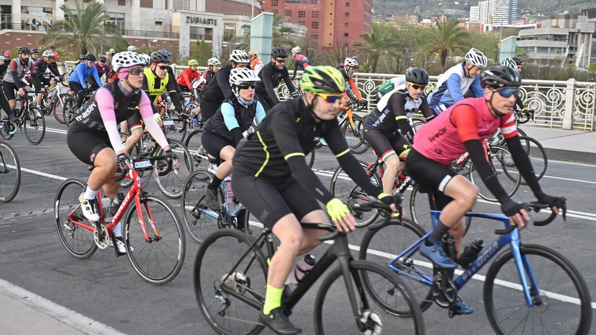 Cicloturistas a su paso por el puente de Deusto.