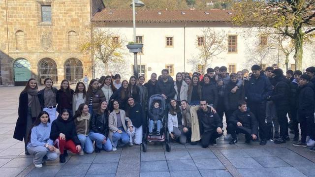 Mara con sus familia y los alumnos y alumnas que impulsaron la iniciativa.