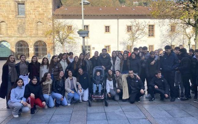 Mara con sus familia y los alumnos y alumnas que impulsaron la iniciativa.