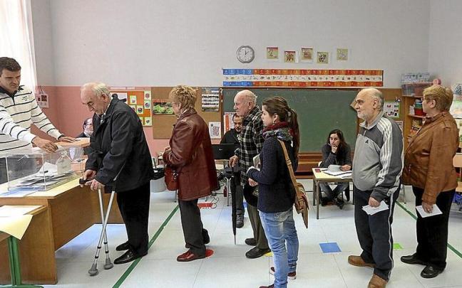 Cola en un colegio electoral vasco en unos anteriores comicios municipales y forales. | FOTO: OSKAR M. BERNAL Cola en un colegio electoral vasco en unos anteriores comicios municipales y forales. | FOTO: OSKAR M. BERNAL