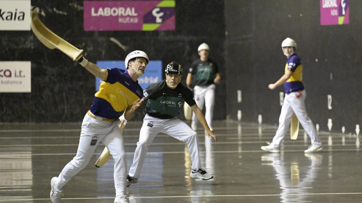 Xabier Barandika, durante un lance del encuentro contra Goitia-Lekerika.